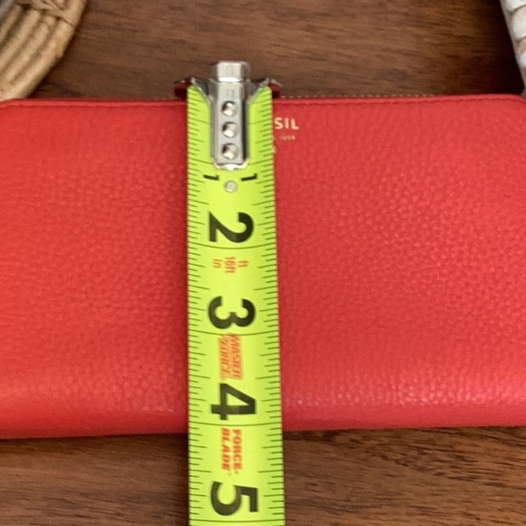 Fossil Vibrant Red cow hide Leather zip around Wristlet/wallet - Picture 14 of 16